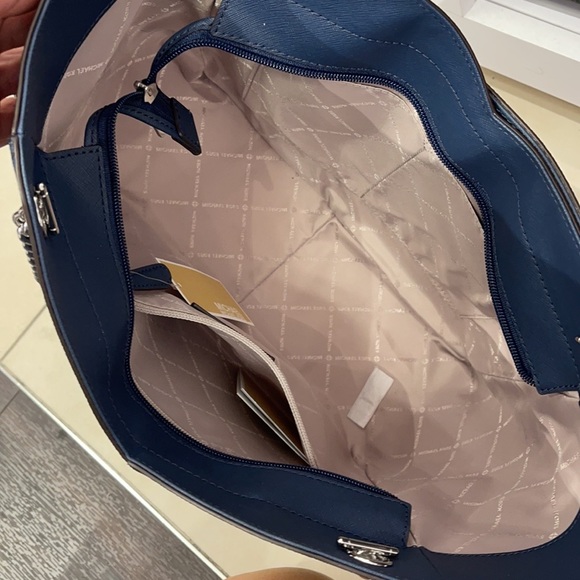 MICHAEL KORS
Jet Set Large Logo Shoulder Bag - Picture 16 of 16